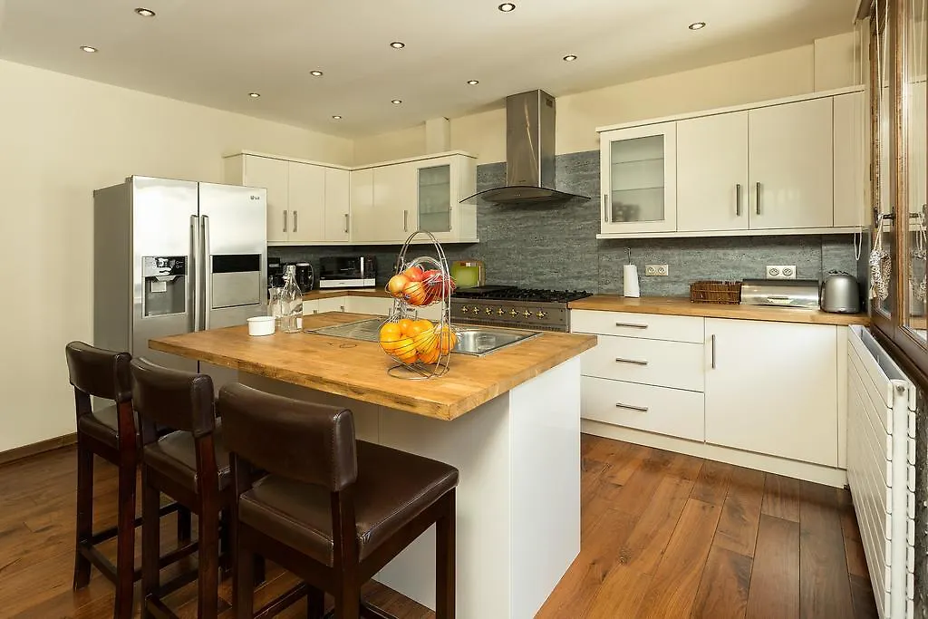 Villa Loppe - Chamonix Mountain Four-Bedroom Hidden Gem